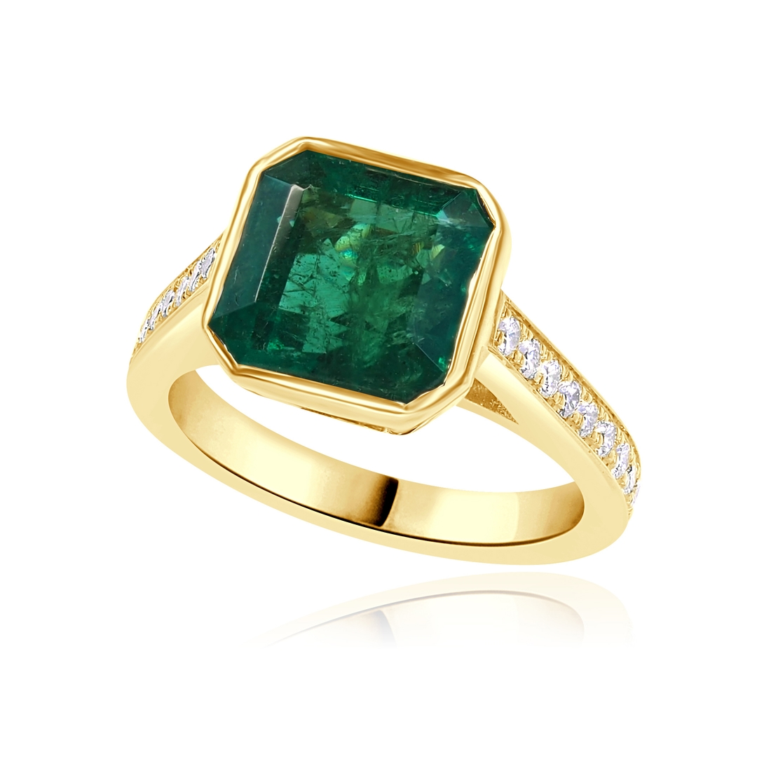 14KY 4.39CT EMERALD BEZEL RING WITH PAVE DIAMONDS 18D=.35CT
